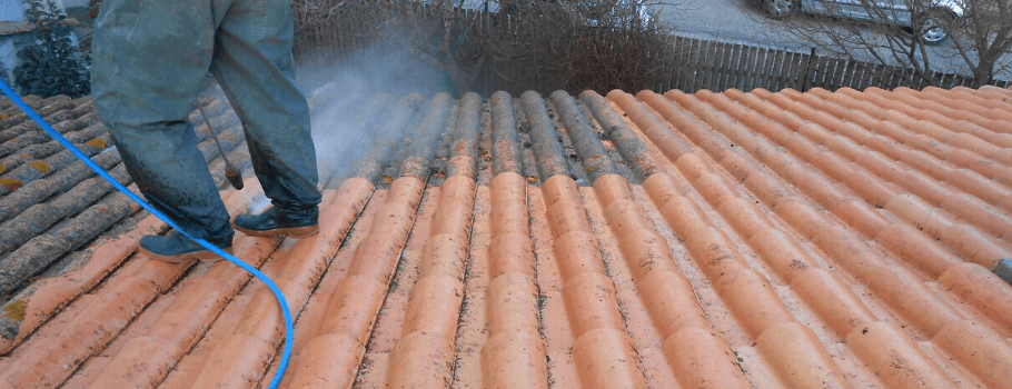 Redonner de l’éclat à votre toit : Traitement hydrofuge de toiture à Cavaillon : coloré ou incolore 